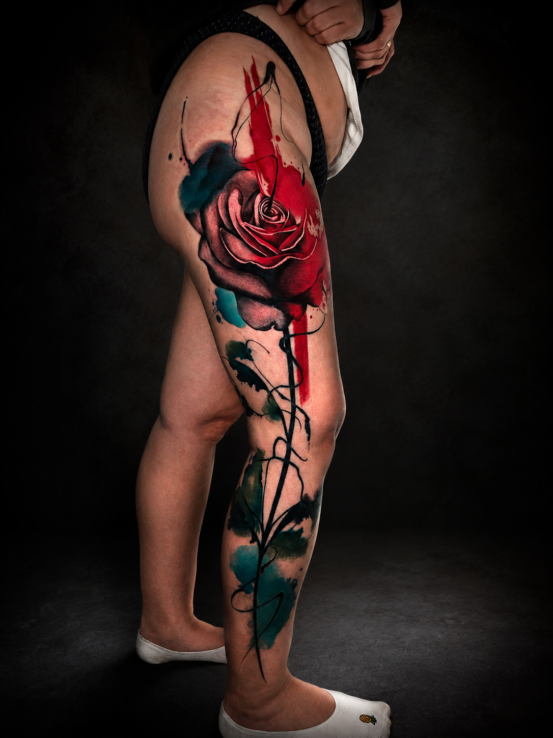 Tatuaje de rosa con composición acuarela